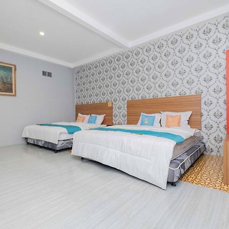 Sans Wm Hotel Blitar Kültér fotó