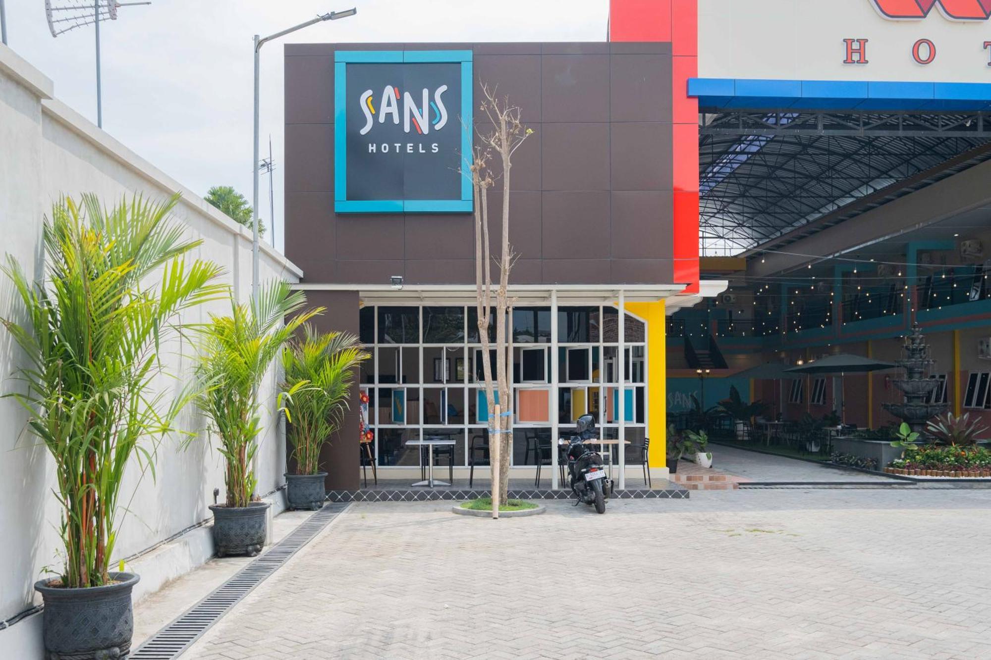 Sans Wm Hotel Blitar Kültér fotó